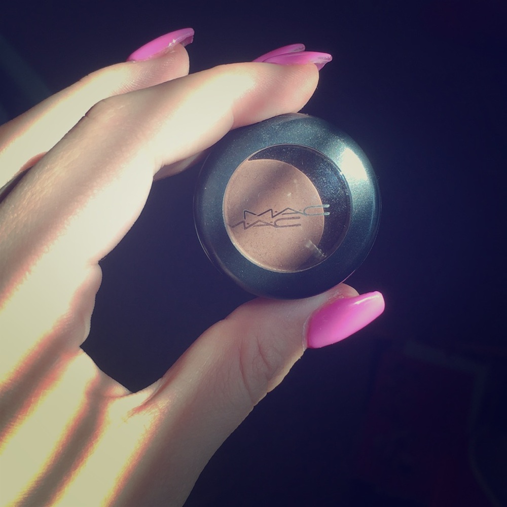 MAC eyeshadow single in “brown down”